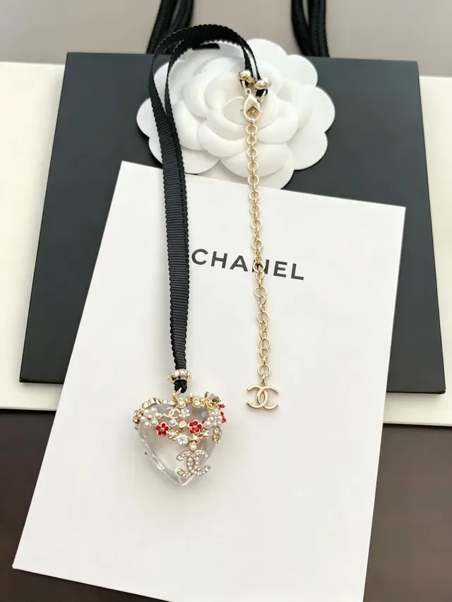 Collar Chanel negro y dorado con colgante de resina en forma de corazón, perlas y adornos florales rojos 10