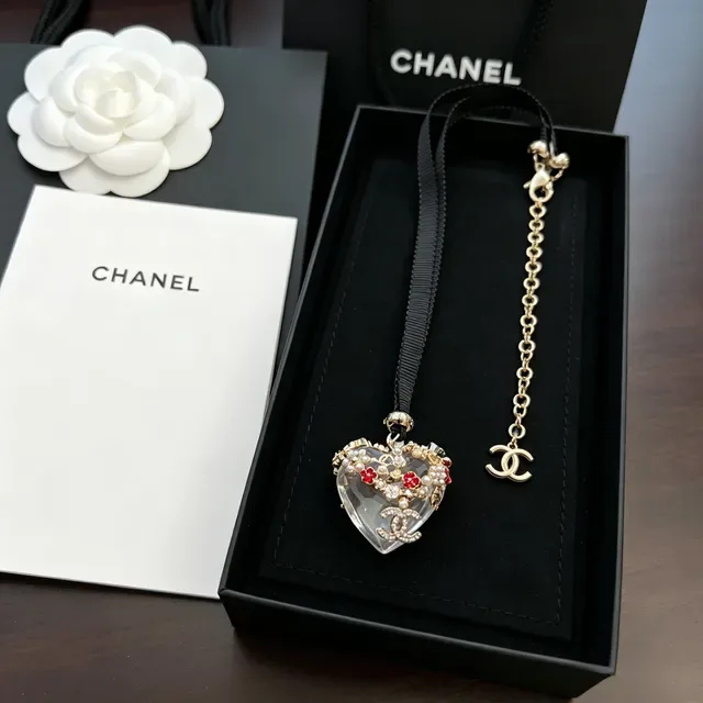 Collar Chanel negro y dorado con colgante de resina en forma de corazón, perlas y adornos florales rojos 11