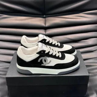 Chanel حذاء رياضي أسلوب حياة أسود أبيض Low-Top من السويد والجلد مع ألواح