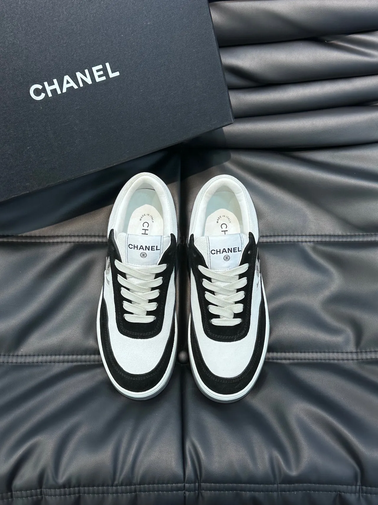Chanel Chaussures Lifestyle Noires Blanches Low-Top en Daim et Cuir Panelées 2