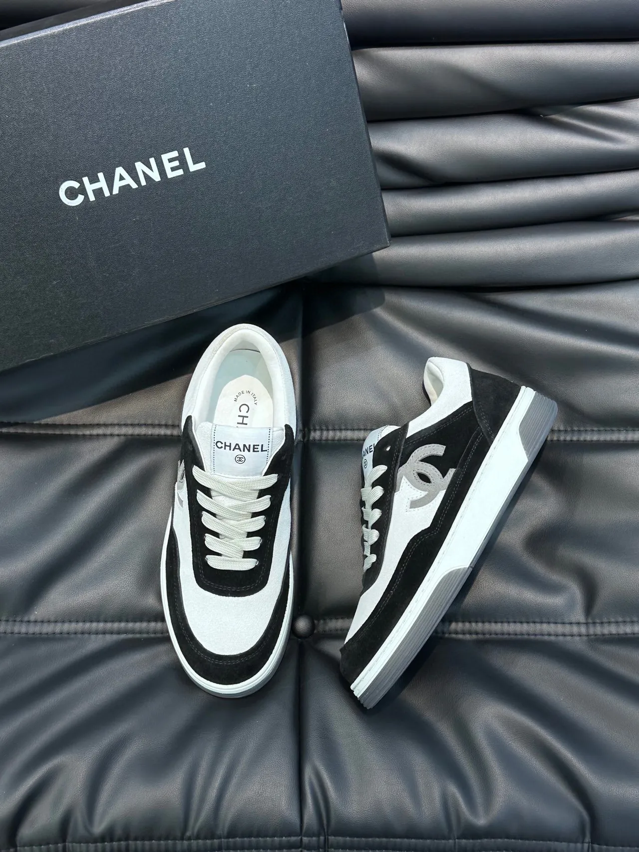 Chanel Chaussures Lifestyle Noires Blanches Low-Top en Daim et Cuir Panelées 3