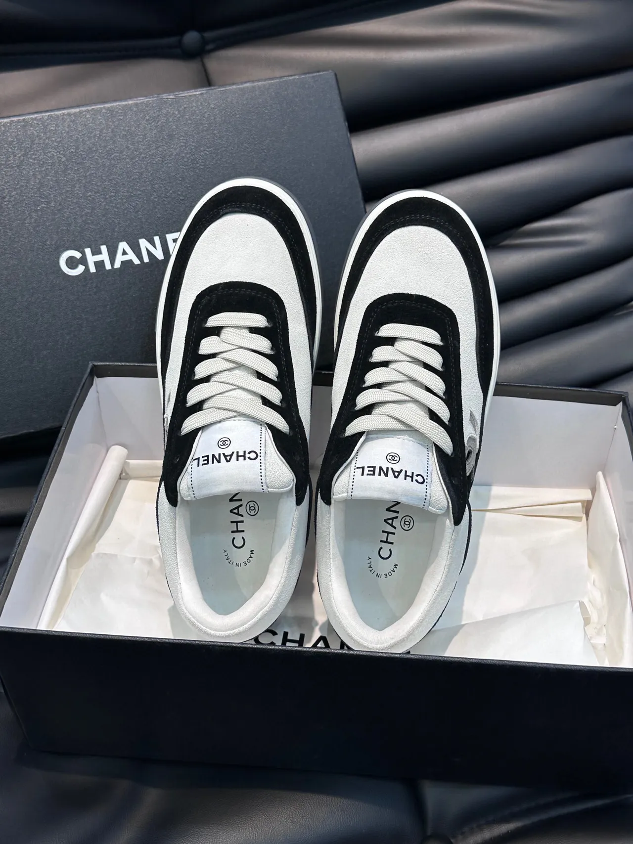 Chanel Chaussures Lifestyle Noires Blanches Low-Top en Daim et Cuir Panelées 4