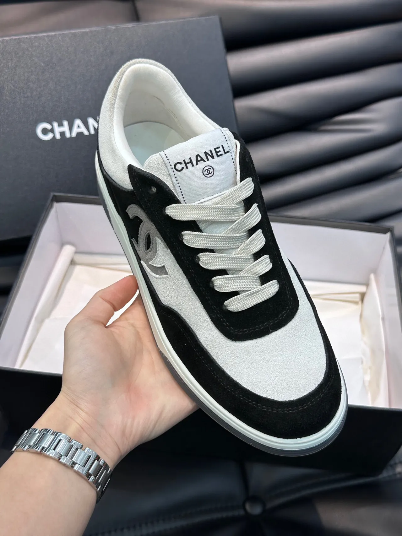 Chanel Chaussures Lifestyle Noires Blanches Low-Top en Daim et Cuir Panelées 5