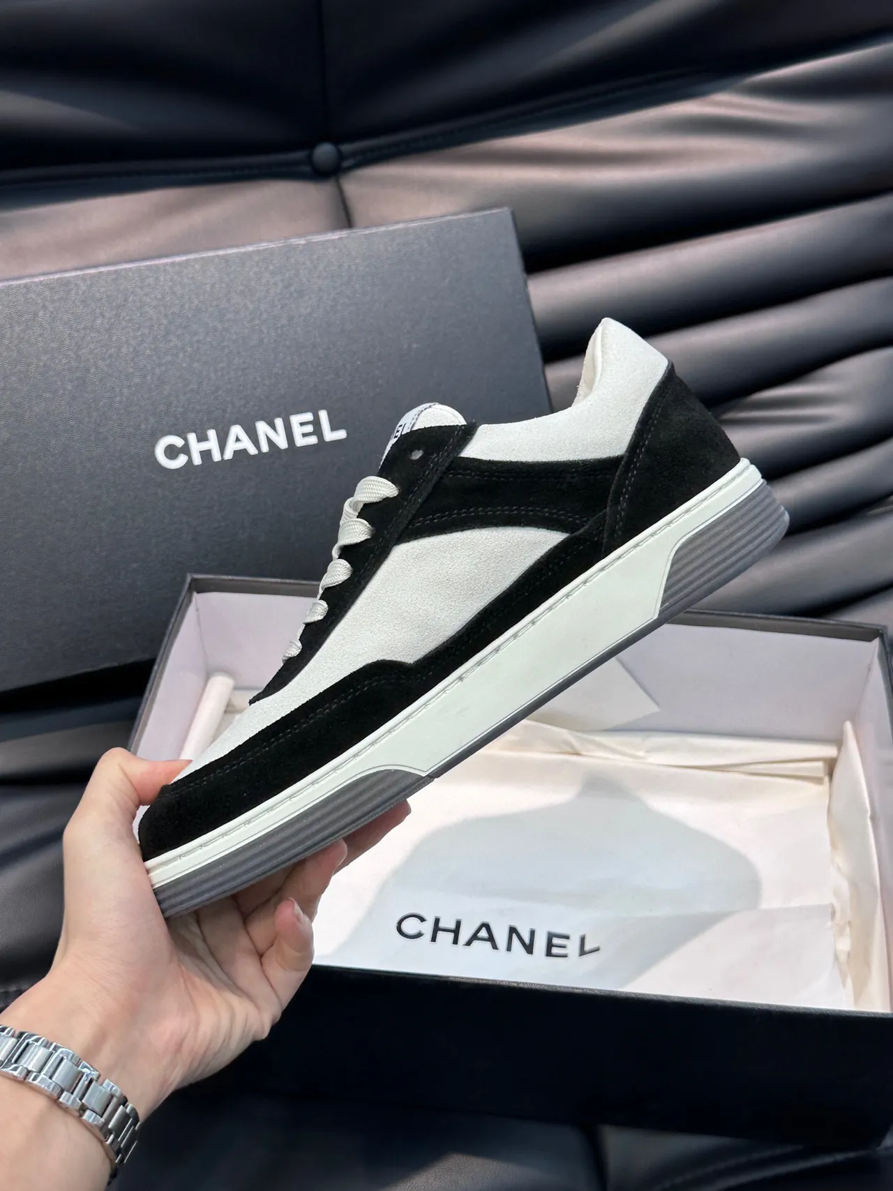Chanel Chaussures Lifestyle Noires Blanches Low-Top en Daim et Cuir Panelées 6