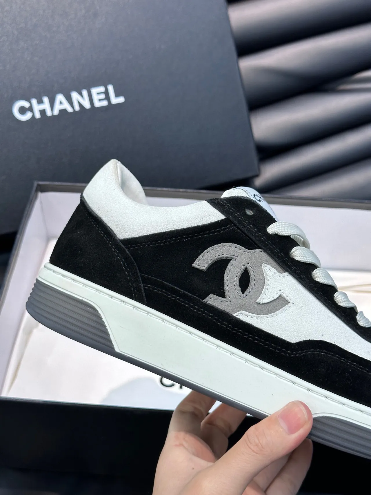 Chanel Chaussures Lifestyle Noires Blanches Low-Top en Daim et Cuir Panelées 7