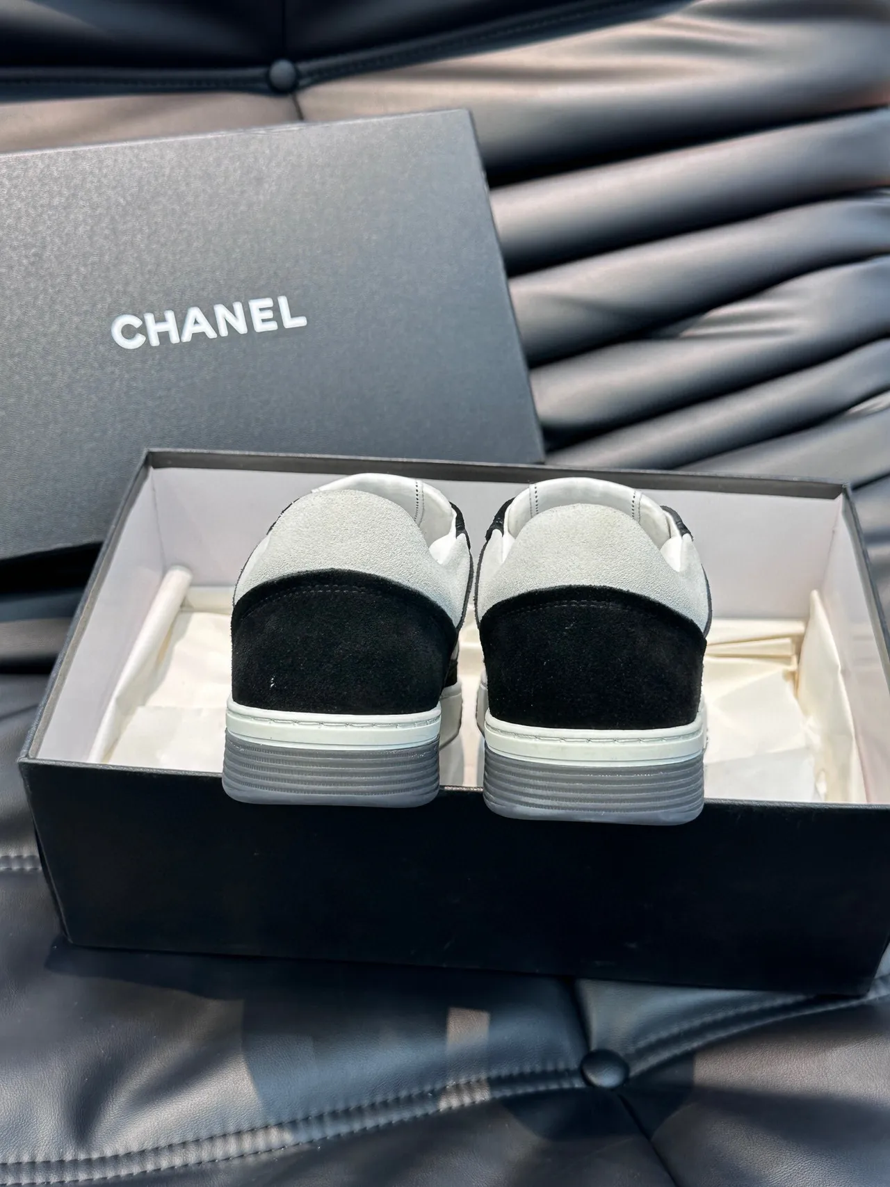 Chanel Chaussures Lifestyle Noires Blanches Low-Top en Daim et Cuir Panelées 8