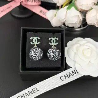 Pendientes Chanel negro blanco esfera de resina con motas dorada gota construcción