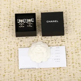 Chanel قوس و CC Logo أقراط من الريزن الشفاف