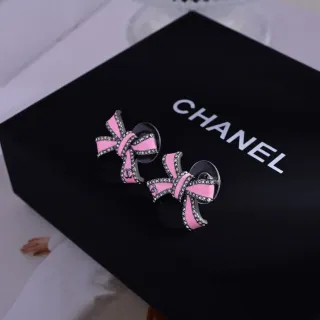 Chanel Brincos de perno em forma de laço com esmalte e cristal