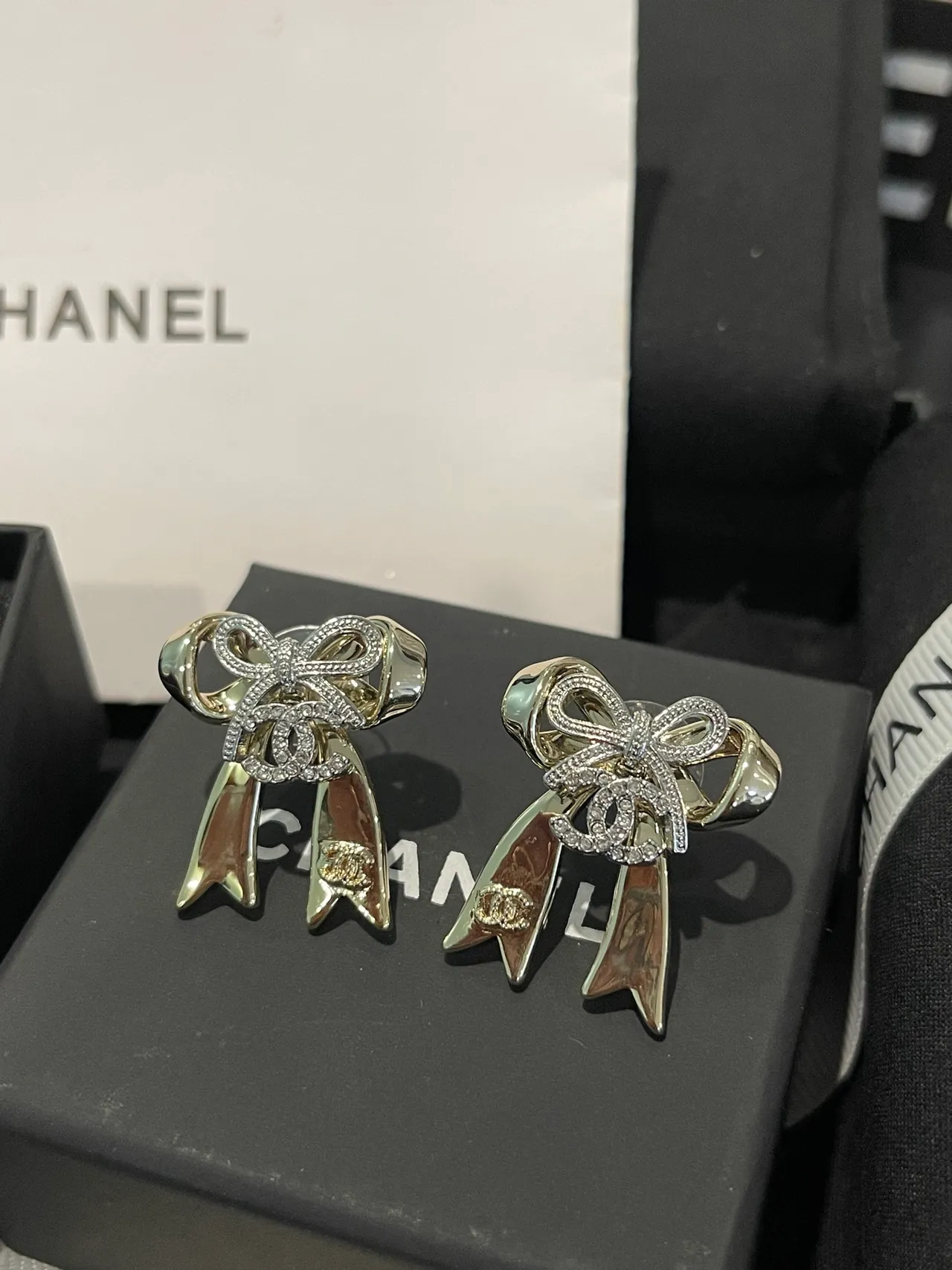 Chanel Nœud Argent Blanc Cristal-Pavé Boucles d'Oreilles 3