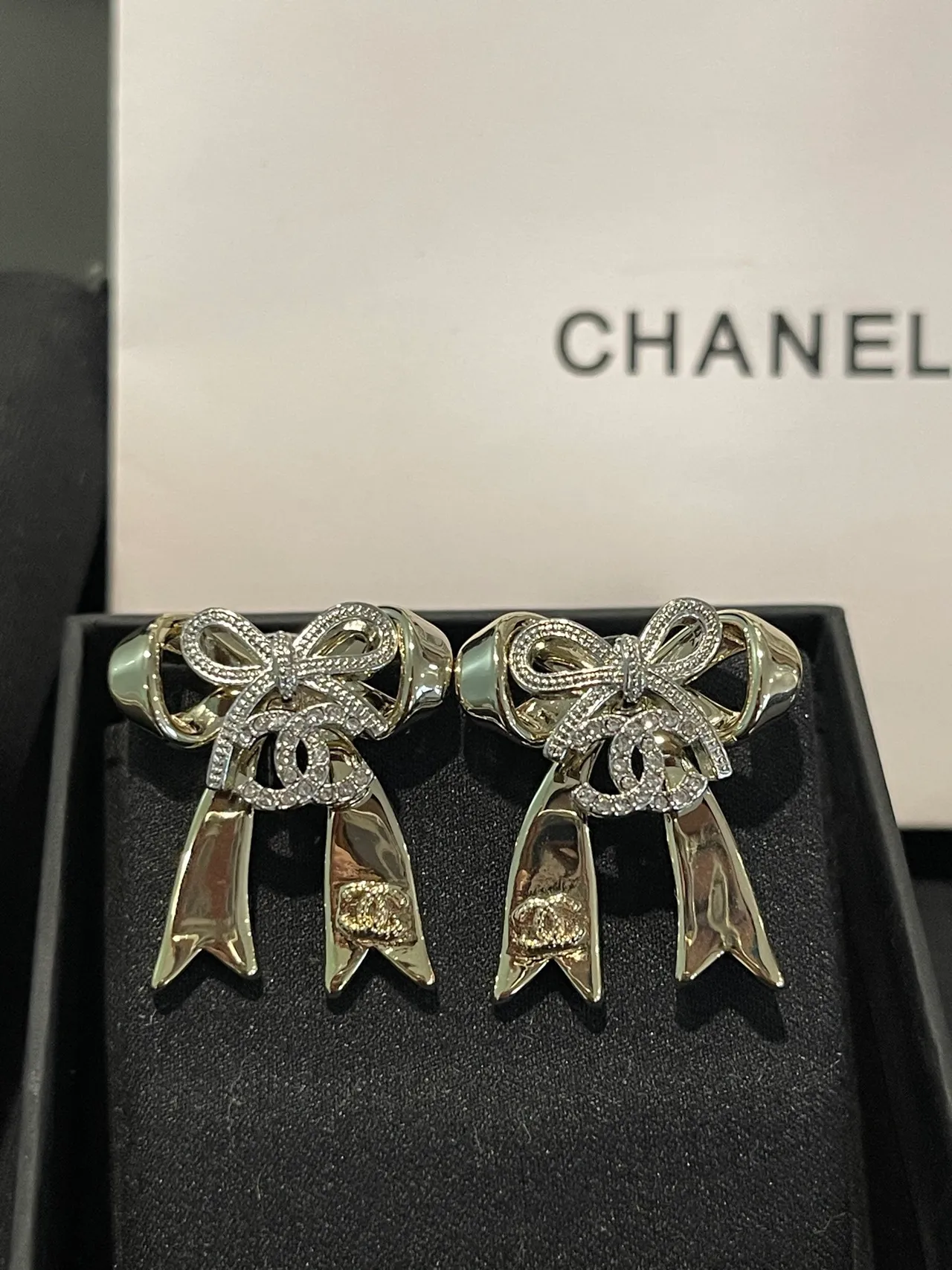 Chanel Nœud Argent Blanc Cristal-Pavé Boucles d'Oreilles 4