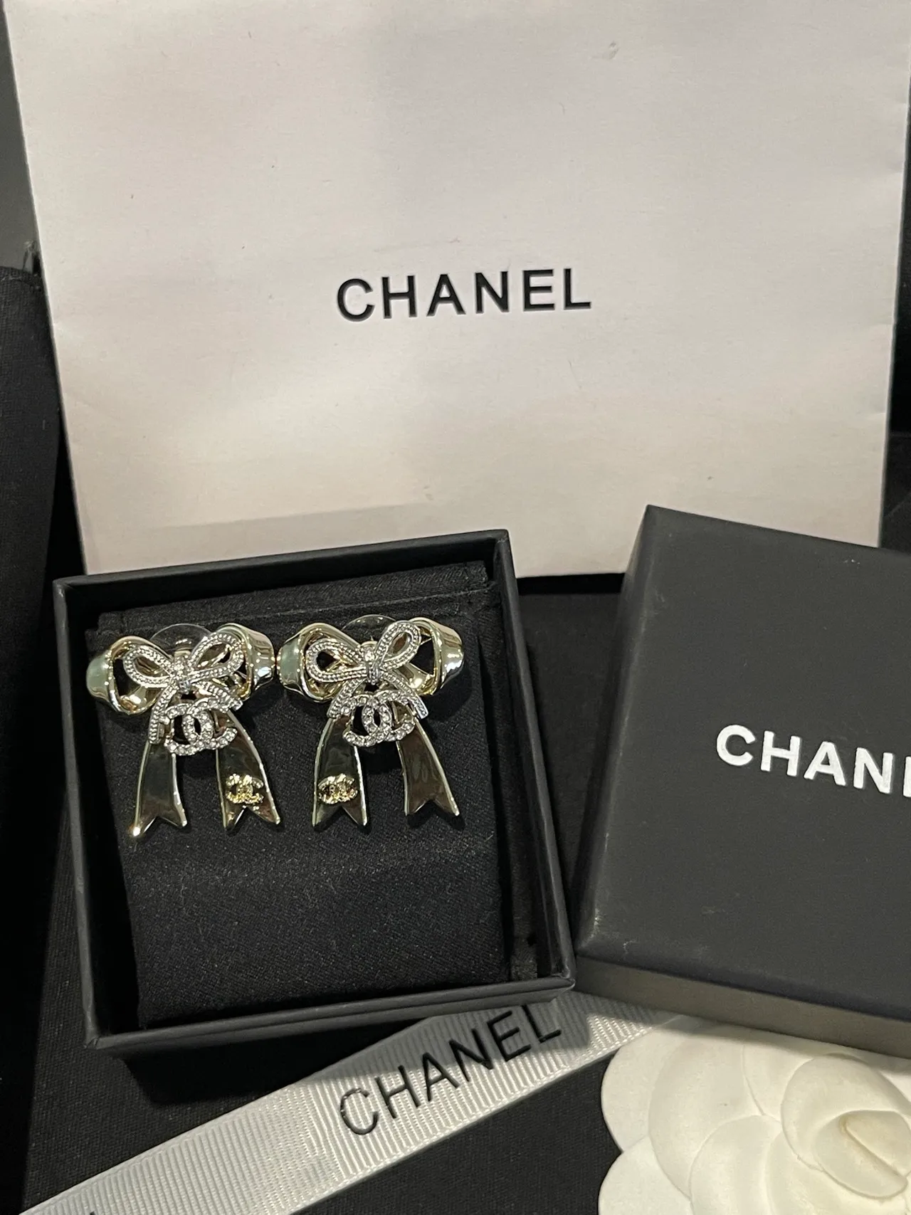Chanel Nœud Argent Blanc Cristal-Pavé Boucles d'Oreilles 7