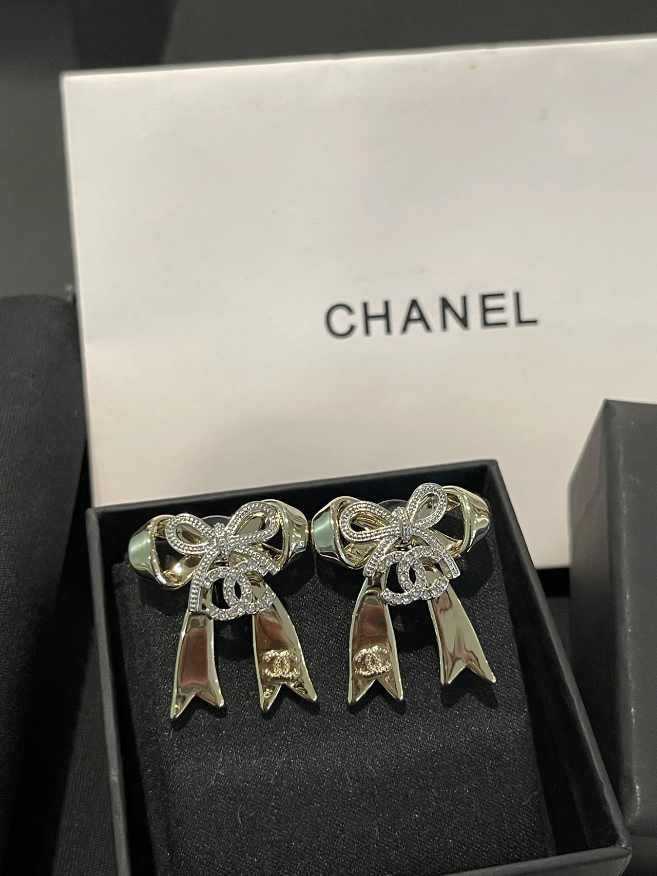 Chanel Nœud Argent Blanc Cristal-Pavé Boucles d'Oreilles 9