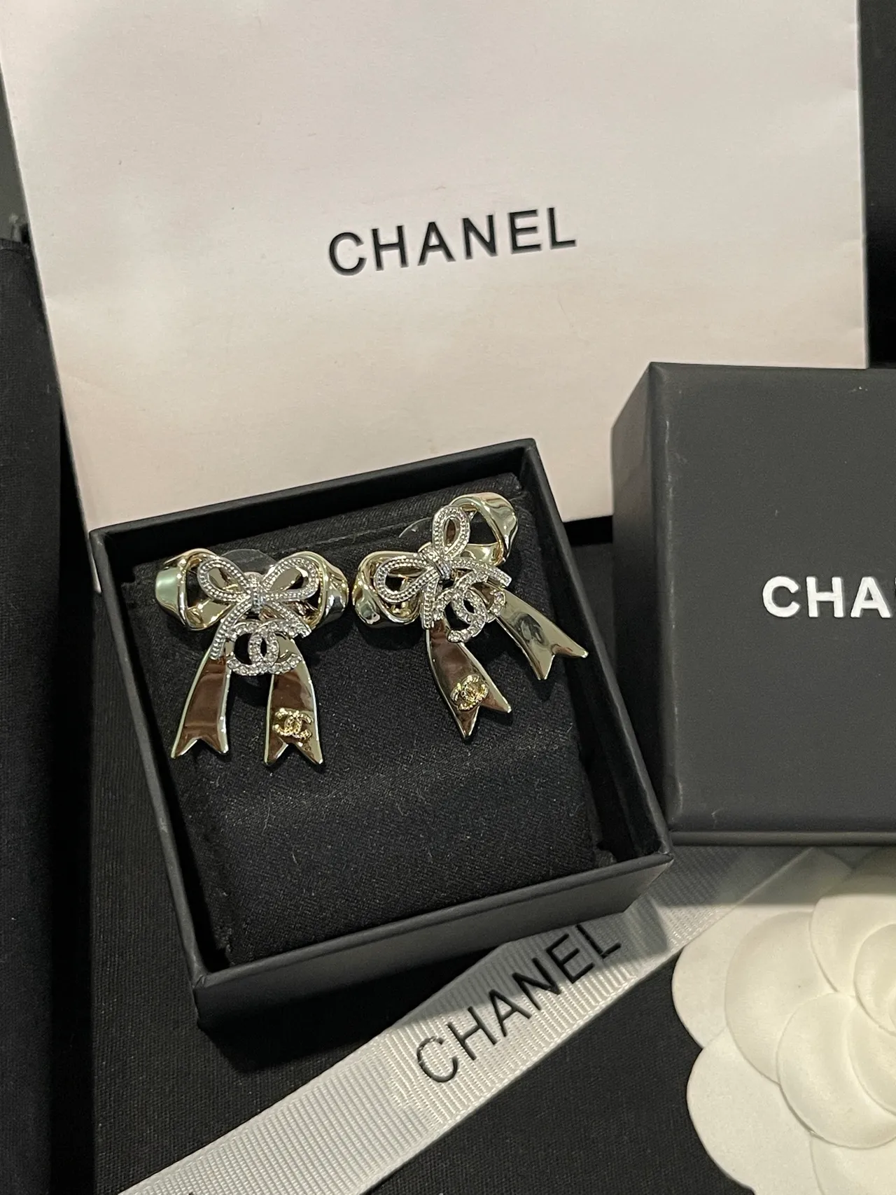 Chanel Nœud Argent Blanc Cristal-Pavé Boucles d'Oreilles 10