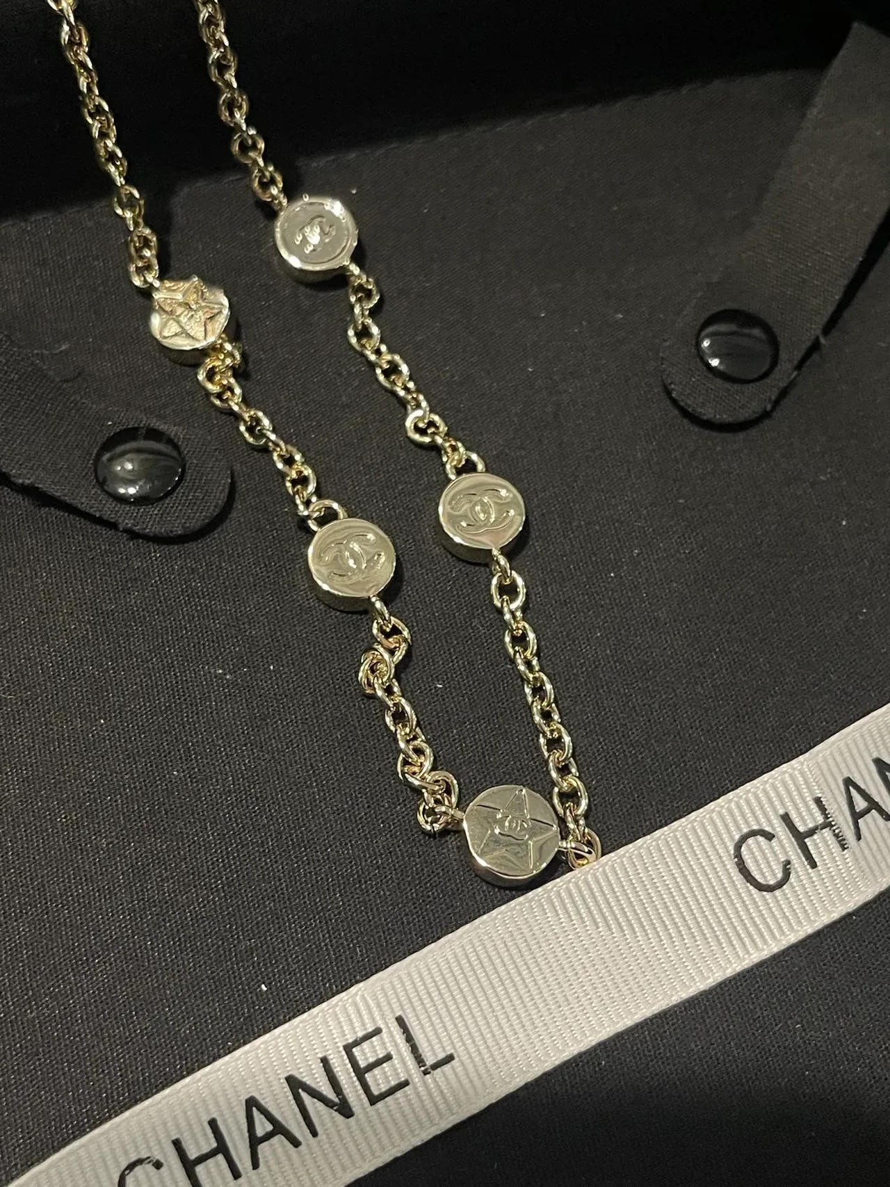 Chanel Camellia 链条项链 金白 圆形 CC-Logo 饰品 2