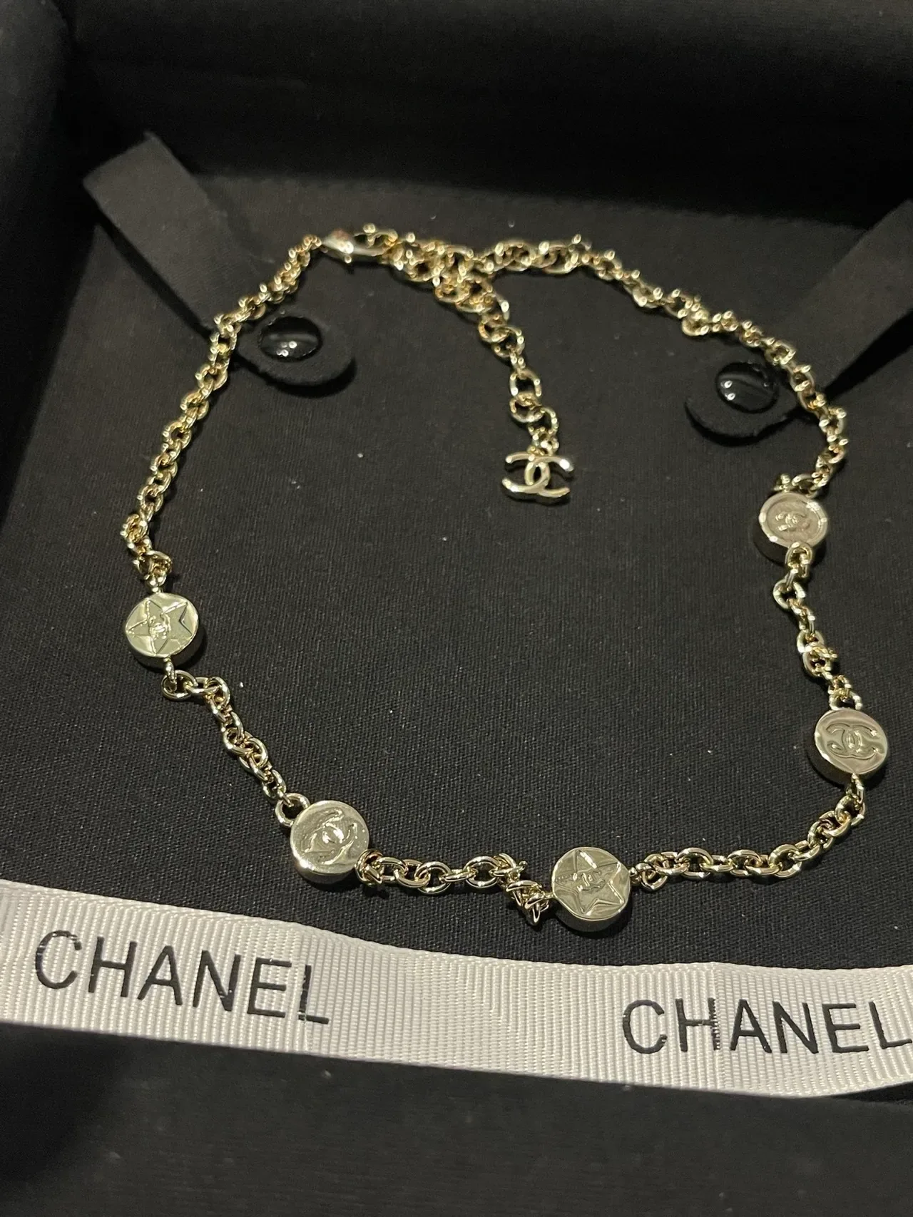 Chanel Camellia 链条项链 金白 圆形 CC-Logo 饰品 3