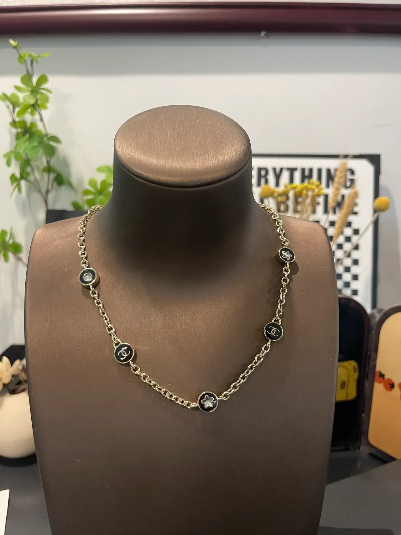 Chanel Camellia 链条项链 金白 圆形 CC-Logo 饰品 4