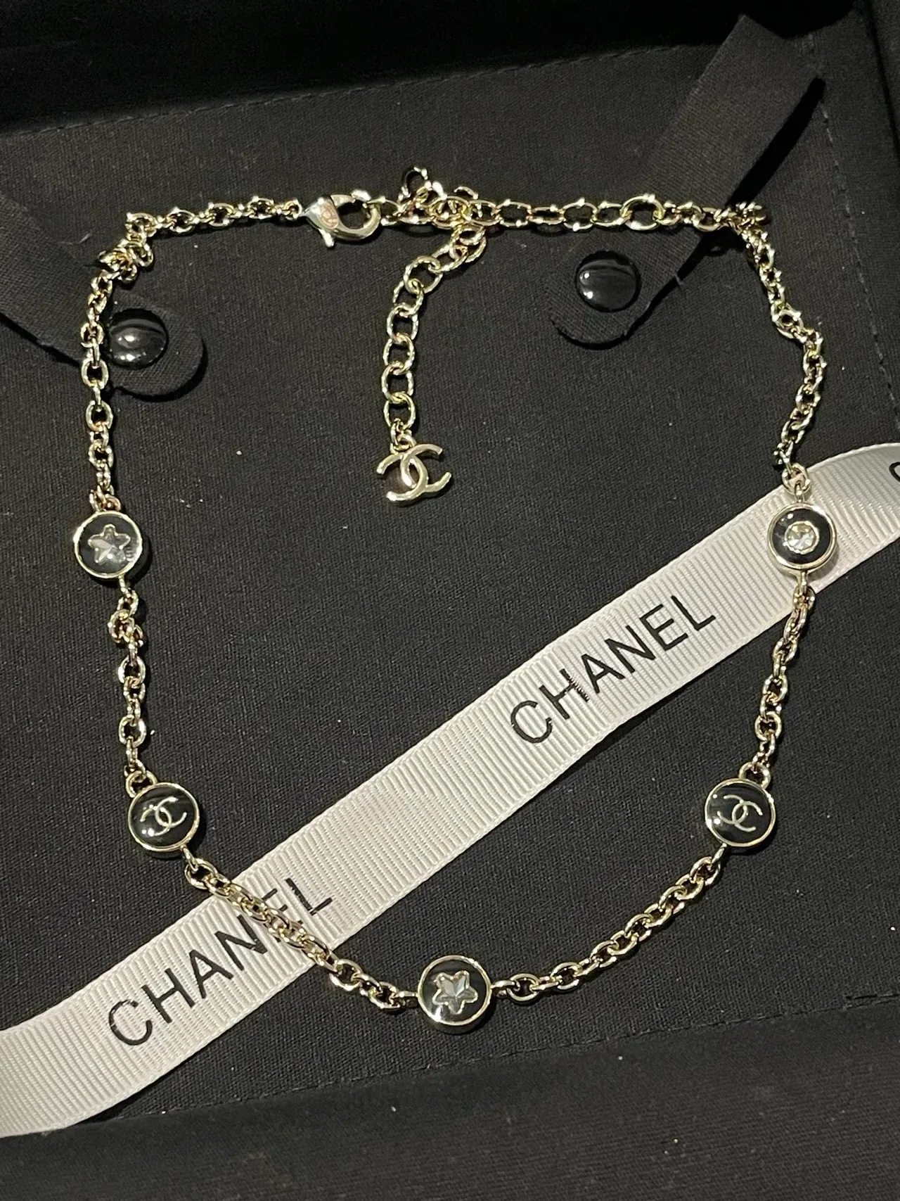 Chanel Camellia 链条项链 金白 圆形 CC-Logo 饰品 5