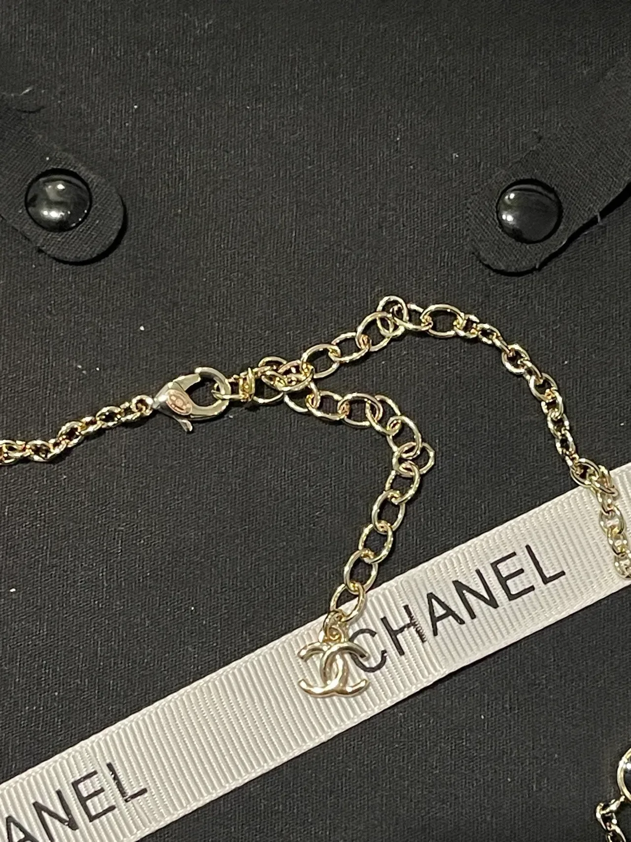 Chanel Camellia 链条项链 金白 圆形 CC-Logo 饰品 6