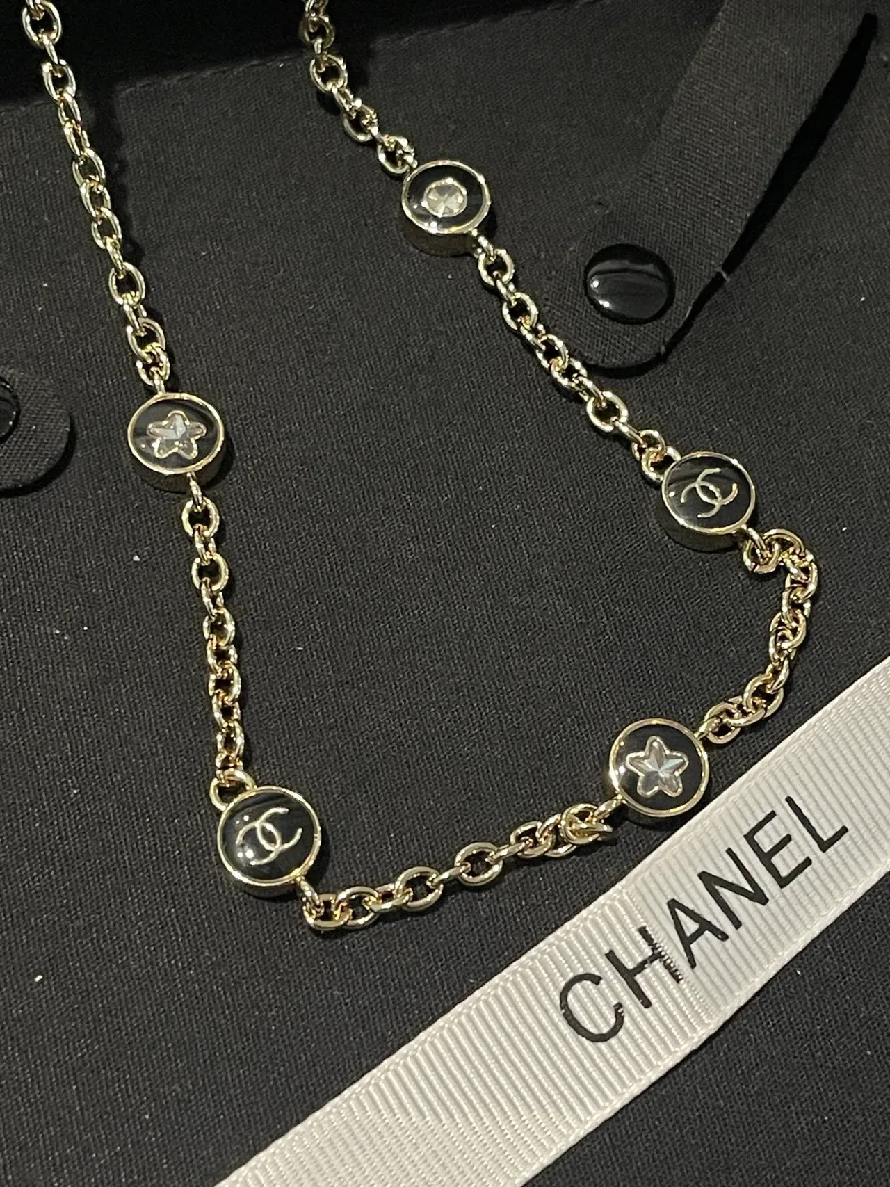 Chanel Camellia 链条项链 金白 圆形 CC-Logo 饰品 7