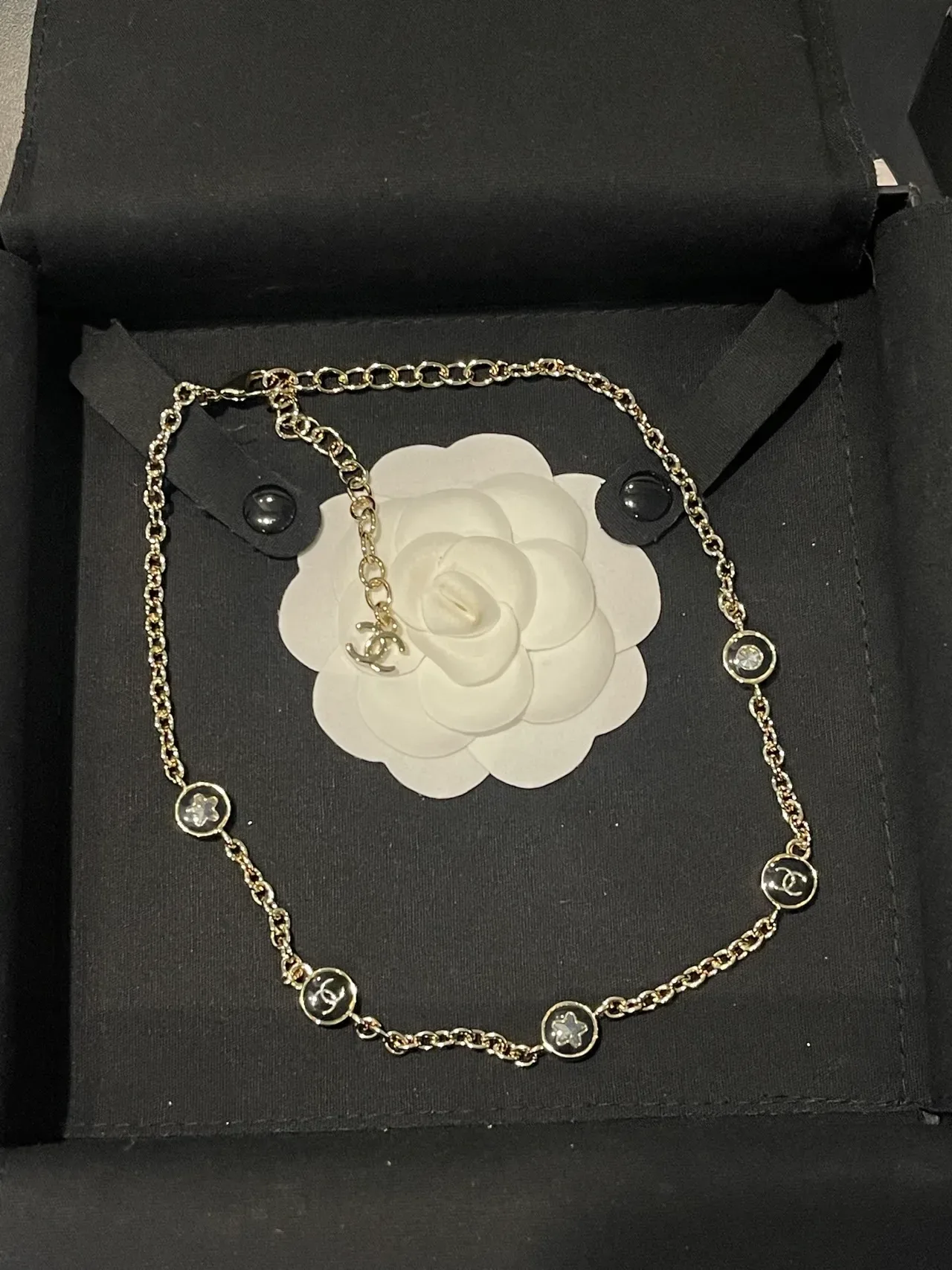 Chanel Camellia 链条项链 金白 圆形 CC-Logo 饰品 8