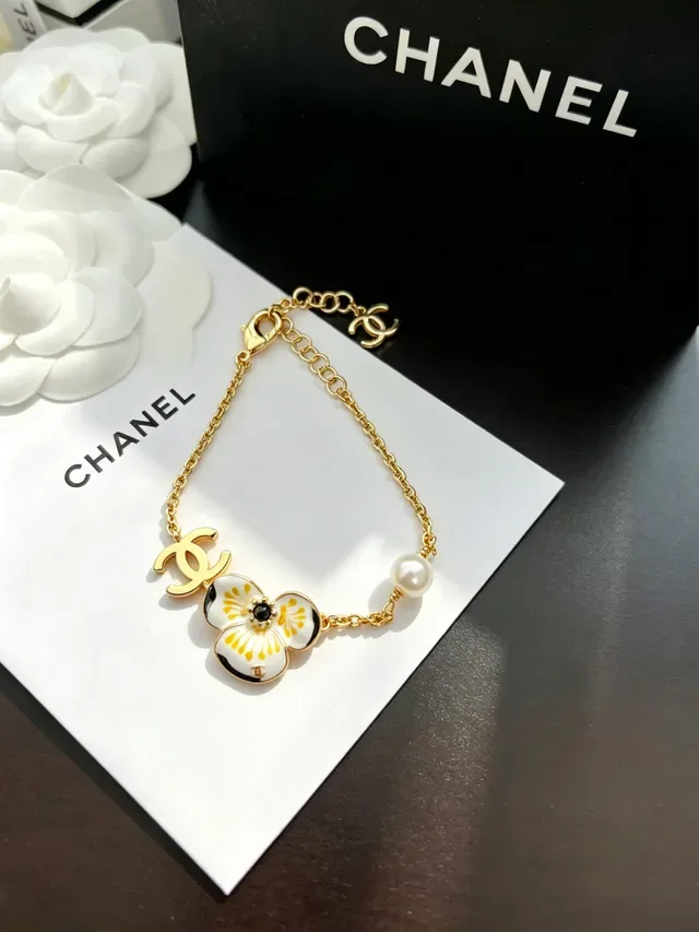 Chanel Camellia إيمل ولؤلؤ سواري ذهبي اللون 9