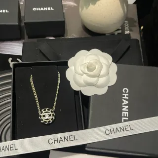 Chanel Camellia pendentif or noir entrelacé CC logo cordon tressé motif collier