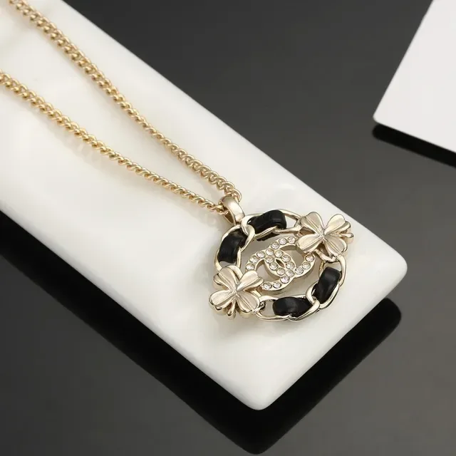 Colar Chanel Camélia pendentif ton dourado esmalte preto 2