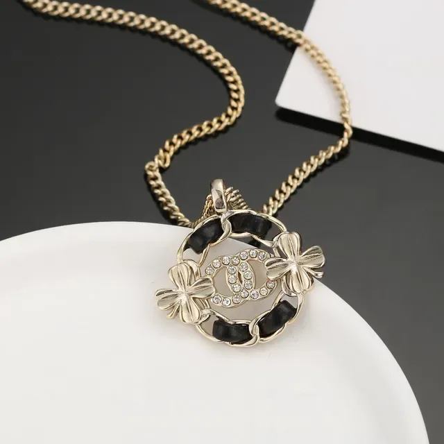 Colar Chanel Camélia pendentif ton dourado esmalte preto 4