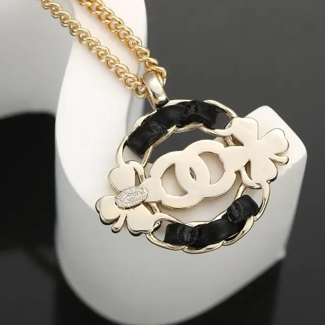 Colar Chanel Camélia pendentif ton dourado esmalte preto 5