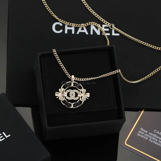 Colar Chanel Camélia pendentif ton dourado esmalte preto 6