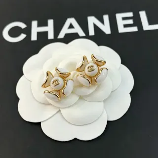 Chanel Camellia Or Blanc Émail/Résine Boucles d'oreilles