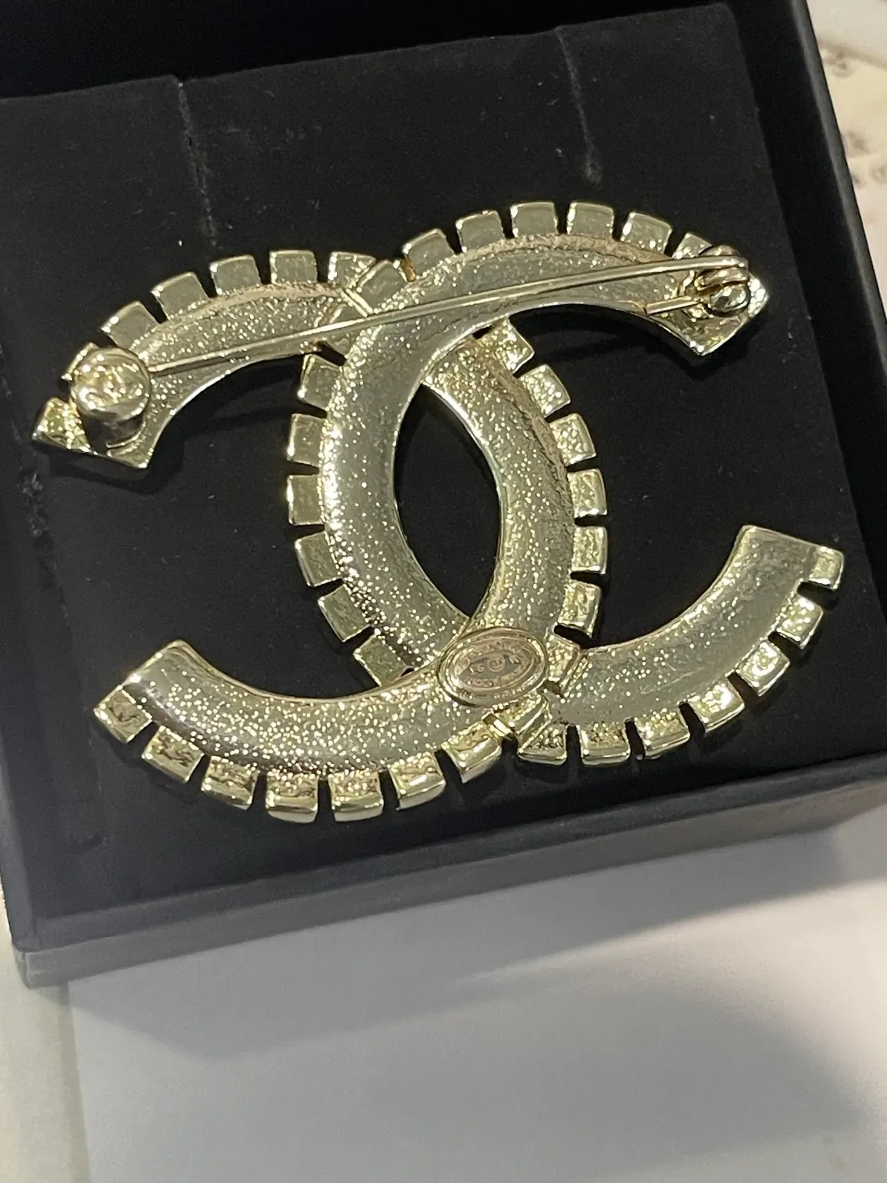 Chanel CC ब्रोच चांदी काला interlocking motif बैगेट क्रिस्टल बॉर्डर ब्रोच 3