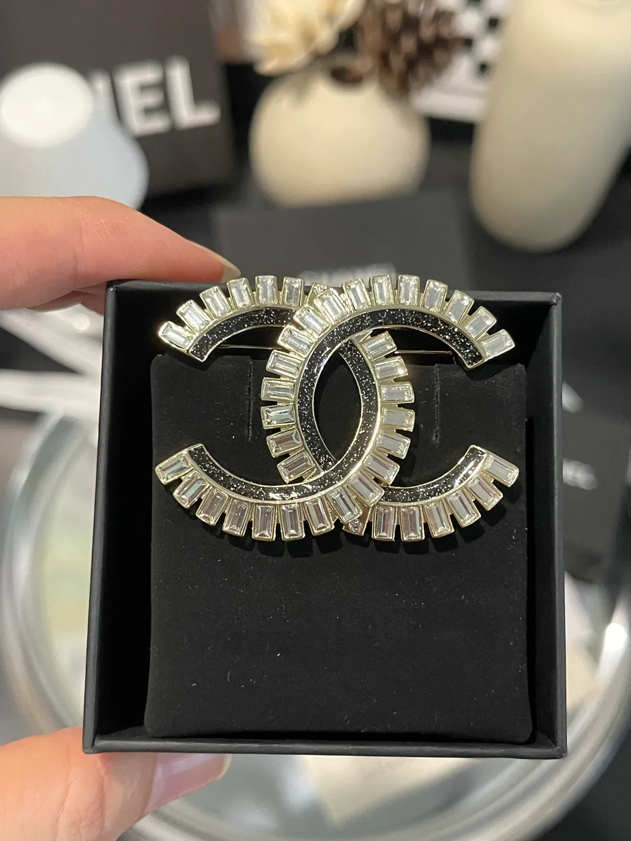 Chanel CC ब्रोच चांदी काला interlocking motif बैगेट क्रिस्टल बॉर्डर ब्रोच 4