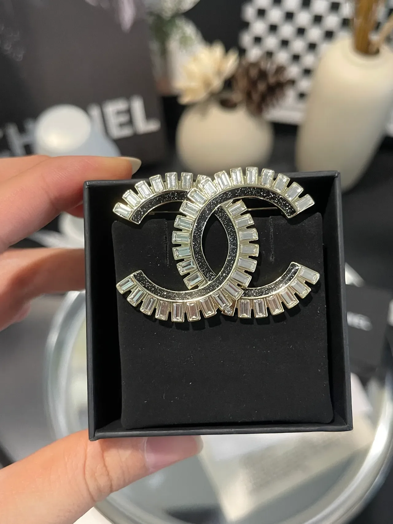 Chanel CC ब्रोच चांदी काला interlocking motif बैगेट क्रिस्टल बॉर्डर ब्रोच 5