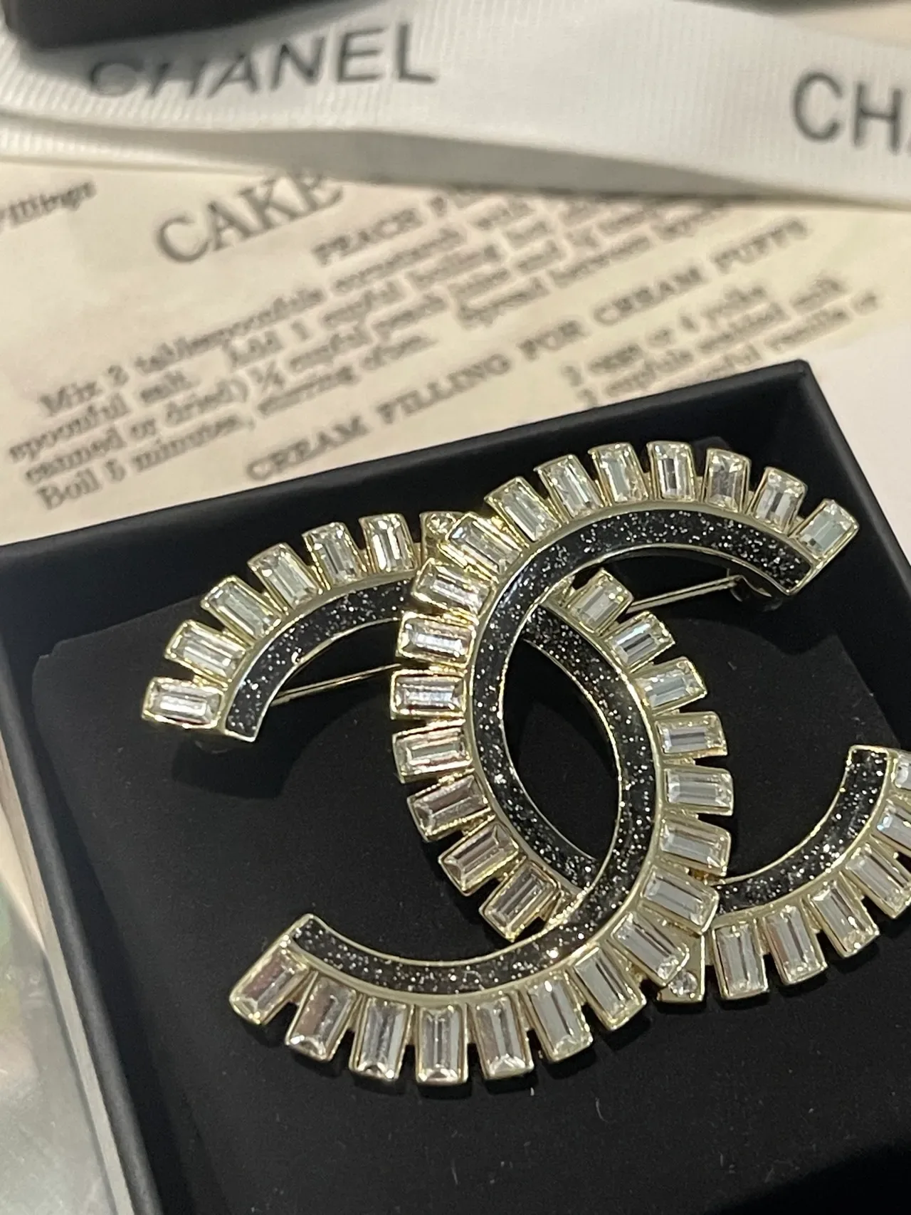 Chanel CC ब्रोच चांदी काला interlocking motif बैगेट क्रिस्टल बॉर्डर ब्रोच 6