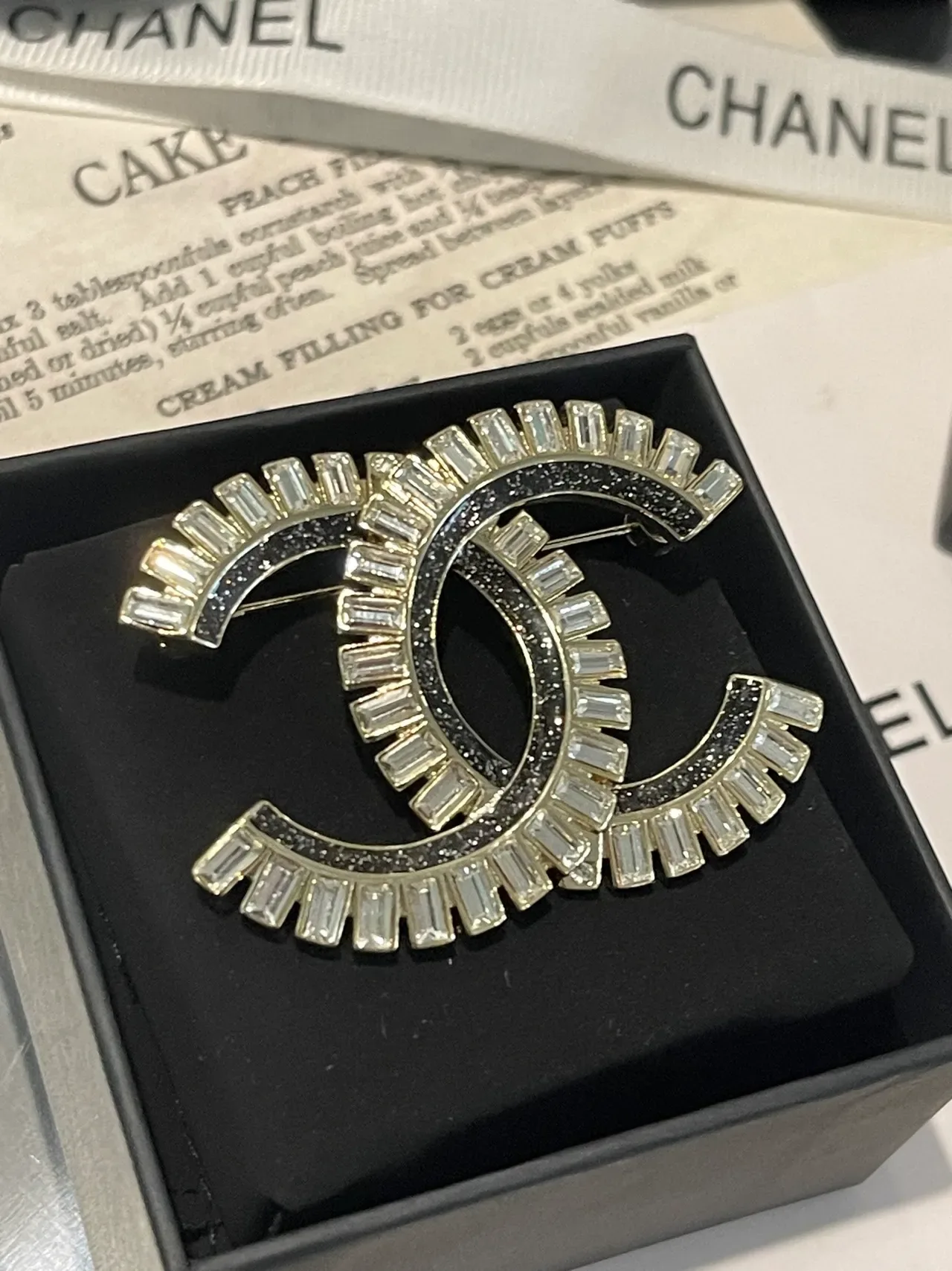 Chanel CC ब्रोच चांदी काला interlocking motif बैगेट क्रिस्टल बॉर्डर ब्रोच 7