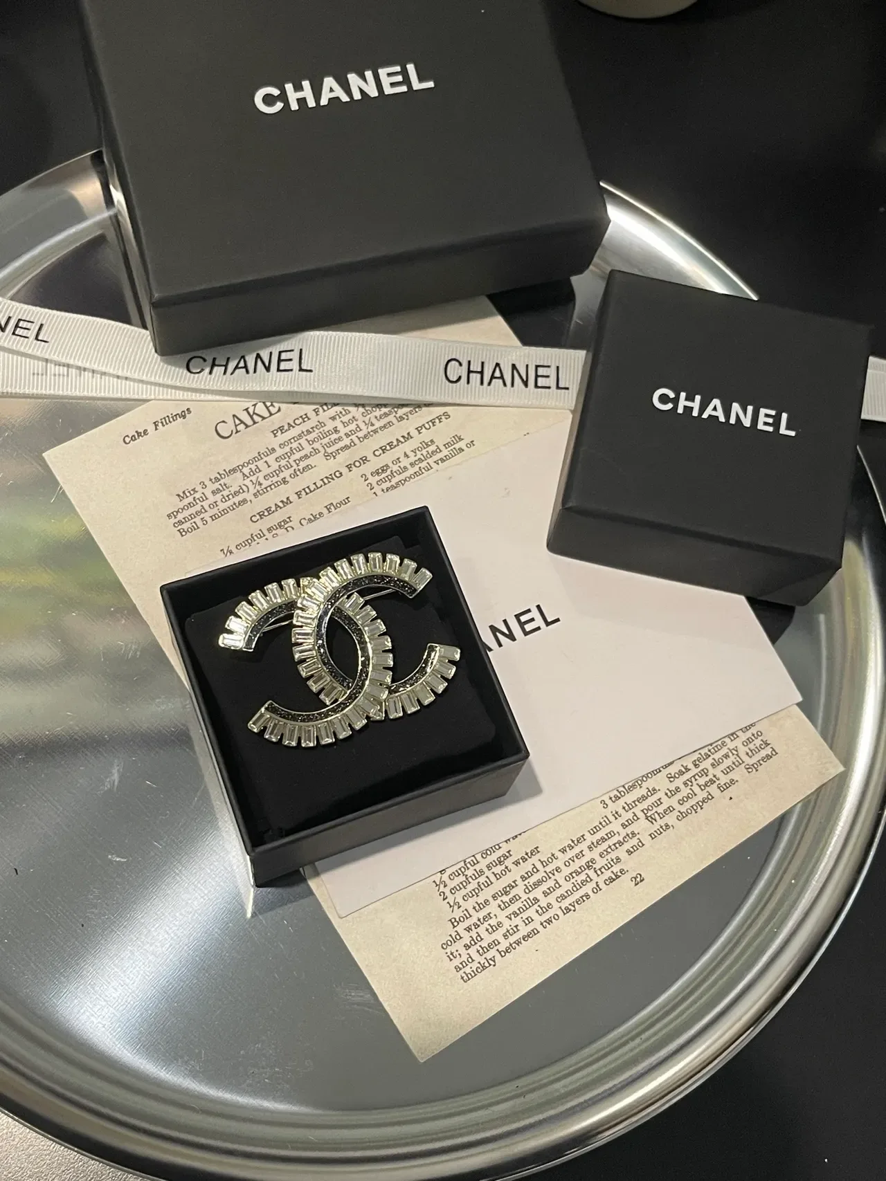 Chanel CC ब्रोच चांदी काला interlocking motif बैगेट क्रिस्टल बॉर्डर ब्रोच 8