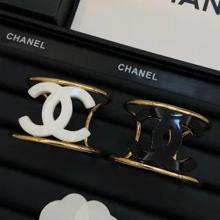 Chanel CC 搪瓷开口手镯