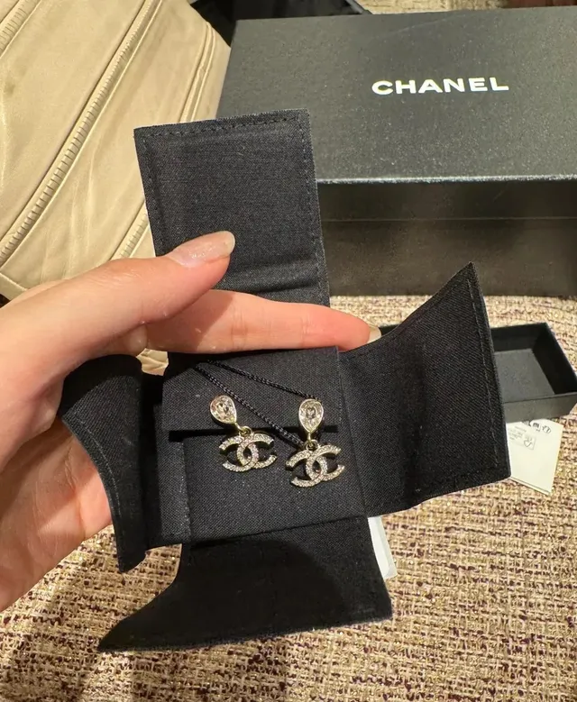 Chanel CC Logo أقراط قطرة ذهب شفاف مع نمط كريستال 5