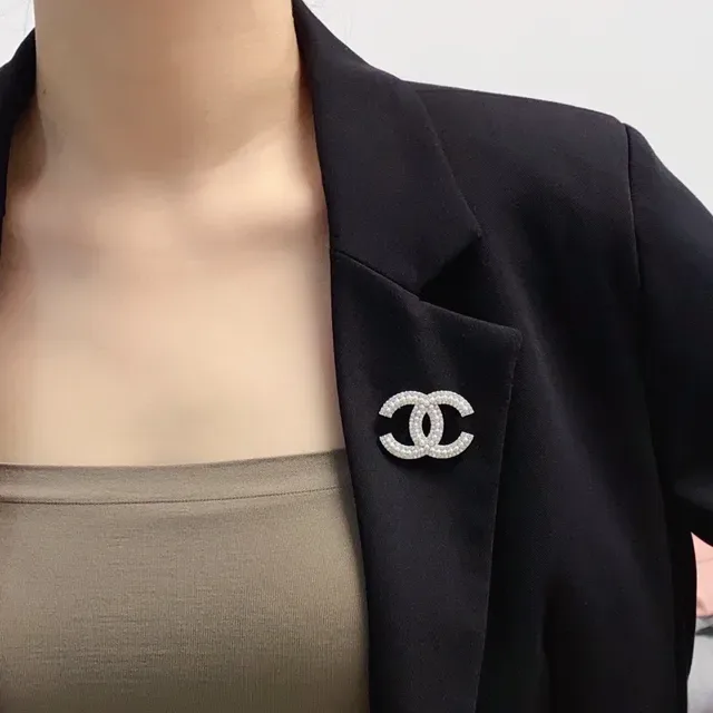 Chanel CC Logo पेव क्रिस्टल ब्रोच 9