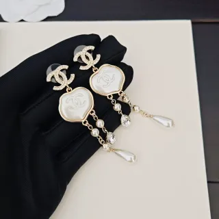 Chanel CC Logo أقراط اللؤلؤ والكريستال المتدلية