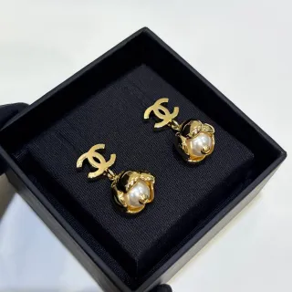Chanel CC Logo أقراط لؤلؤ قطرة