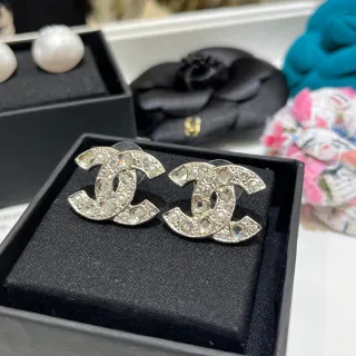 চ্যানেল CC সিলভার হোয়াইট ইন্টারলকিং লোগো ক্রিস্টাল-এনক্রাস্টেড ইয়ারিংস