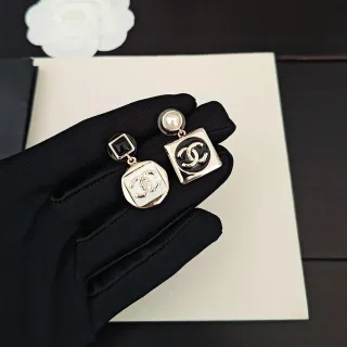 Chanel CC Square Brincos pendentes de pérolas com esmalte preto e branco