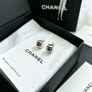 Chanel Classic CC خاتم فضي أسود مربع Studs Interlocking Logo أقراط