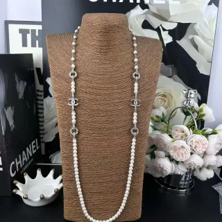Chanel قلادة اللؤلؤ الكلاسيكية سلسلة فضية بيضاء متشابكة CC Logo روابط قلادة