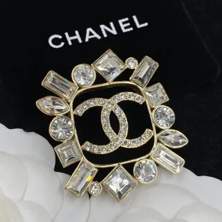 Chanel क्रिस्टल-एम्बेलिश्ड इंटरलॉकिंग CC ब्रोच