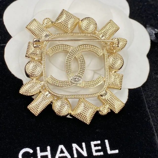 Chanel क्रिस्टल-एम्बेलिश्ड इंटरलॉकिंग CC ब्रोच 2
