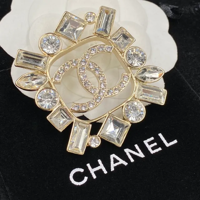 Chanel क्रिस्टल-एम्बेलिश्ड इंटरलॉकिंग CC ब्रोच 3
